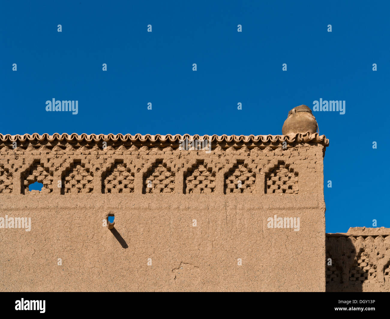 Détail de coin de bâtiment traditionnel dans la vallée du Drâa, Sud du Maroc, l'Afrique du Nord Banque D'Images