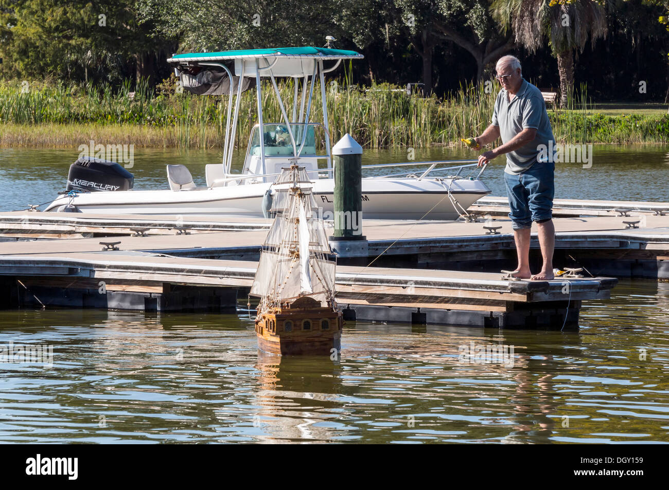 Homme plus âgé lance un galion espagnol maquette voilier sur le lac Dora en Floride. Banque D'Images