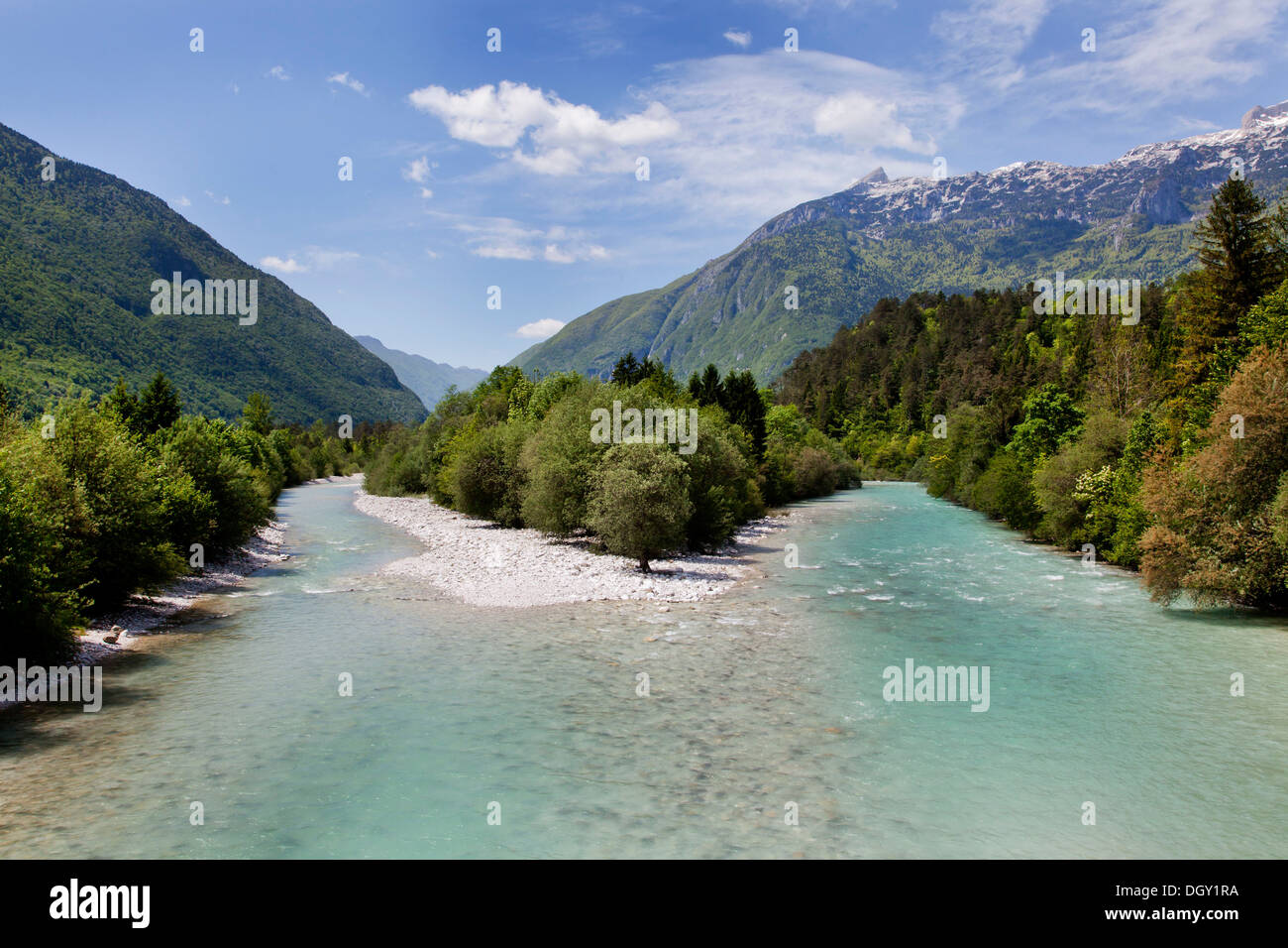 La rivière Soca dans la vallée de Soca dans Parc national du Triglav, Alpes Juliennes, près de Bovec, Slovénie, Europe Banque D'Images