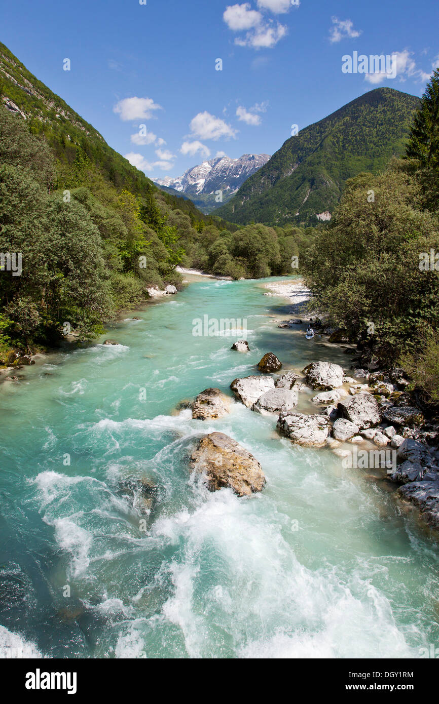 La rivière Soca dans la vallée de Soca dans Parc national du Triglav, Alpes Juliennes, près de Bovec, Slovénie, Europe Banque D'Images