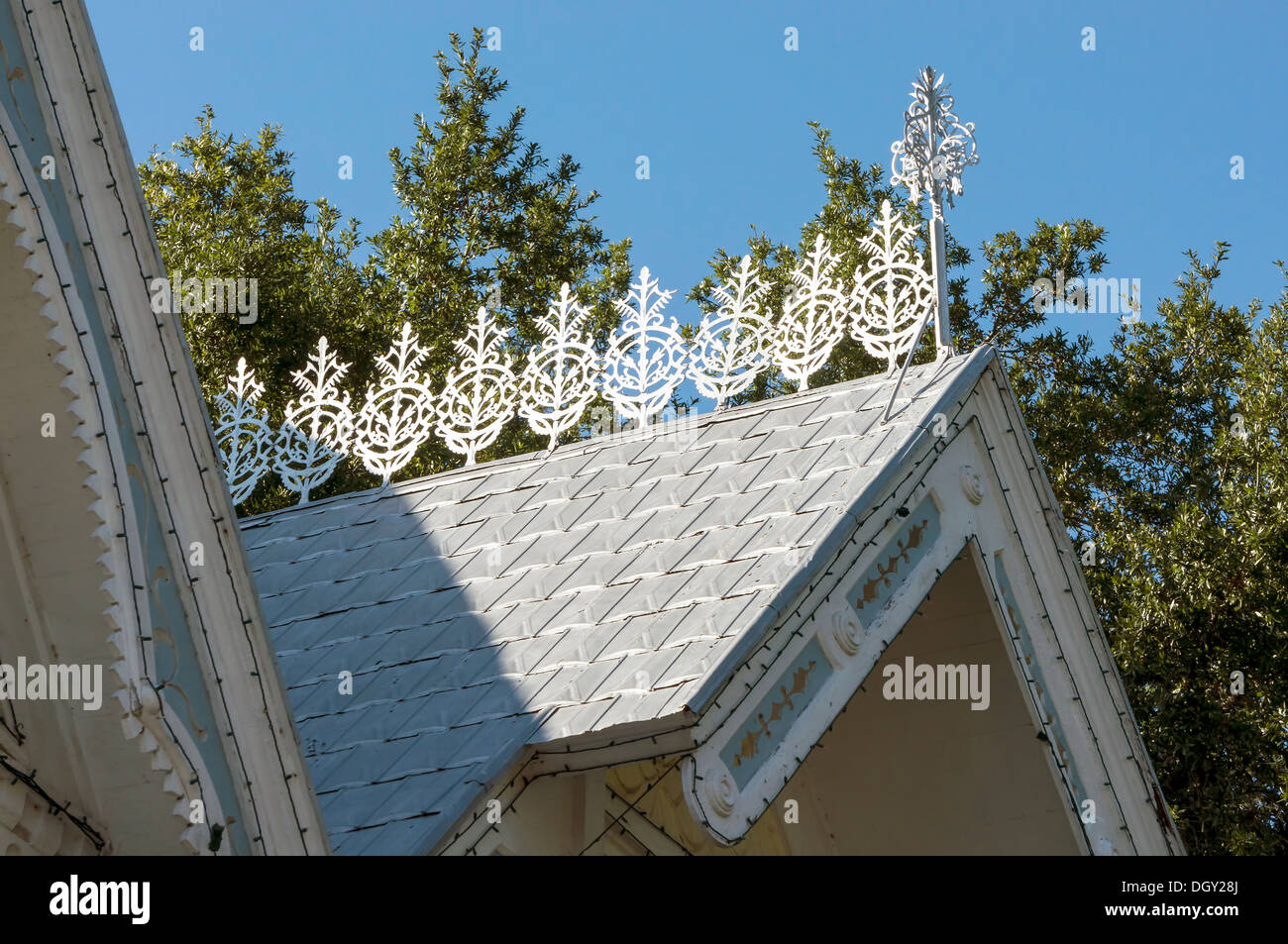 Vintage-style sheet metal et pose de bardeaux de faîtage du toit d'épice cresting faîtage garniture. Banque D'Images
