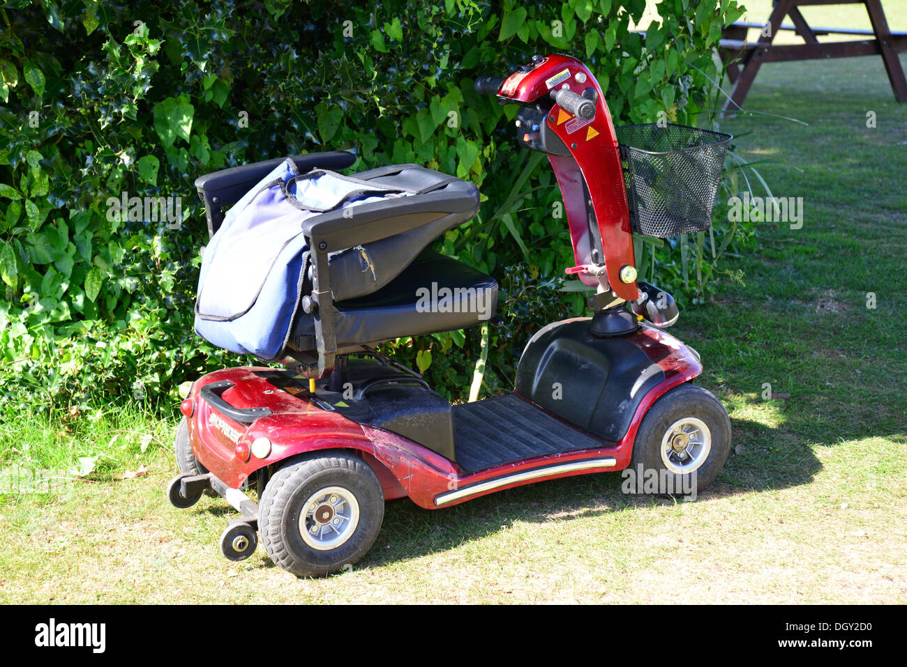 Scooter de mobilité sur riverfront, Horning, Norfolk Broads, Norfolk, Angleterre, Royaume-Uni Banque D'Images