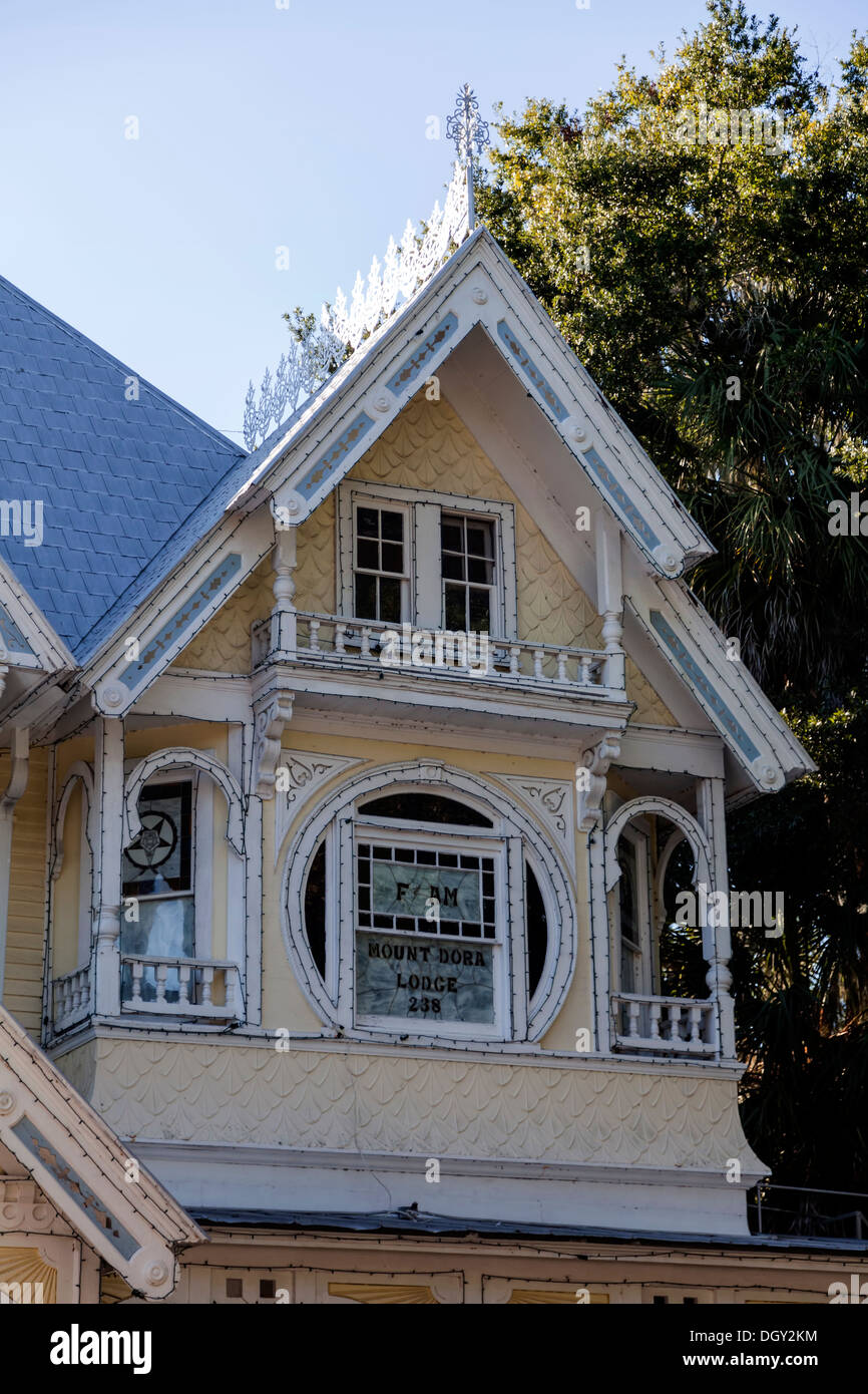 Victorian house gable end fenêtres et mur détail avec fenêtre ronde d'épices, de bois et de moulures. Banque D'Images