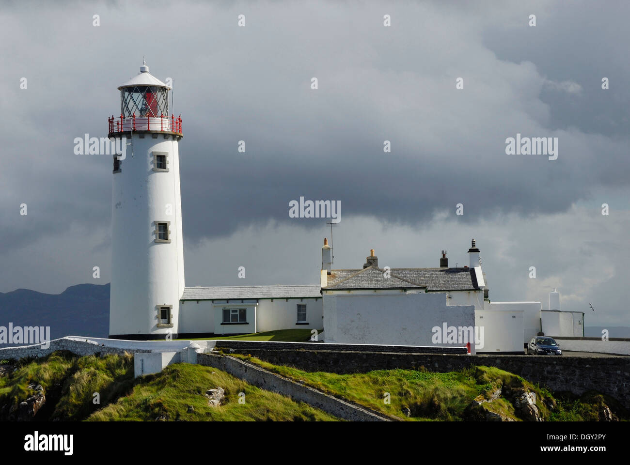 Fanad Head Lightouse sur falaise rocheuse, douche pluie, comté de Donegal, Irlande, Europe Banque D'Images