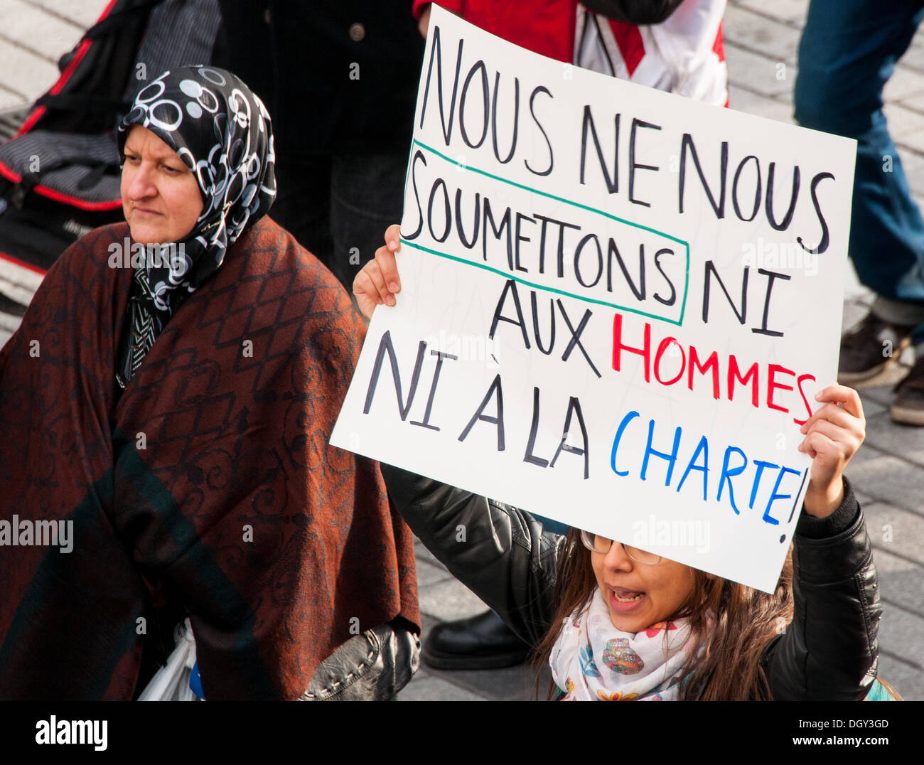 Montréal, Canada. 27 Oct, 2013. Des milliers de manifestants ont défilé dans le centre-ville de Montréal pour montrer leur mécontentement face à la nouvelle proposition de Charte québécoise des valeurs qui souhaite interdire le port de signes religieux dans les employés de la fonction publique du Québec. © Megapress/Alamy Live News Banque D'Images