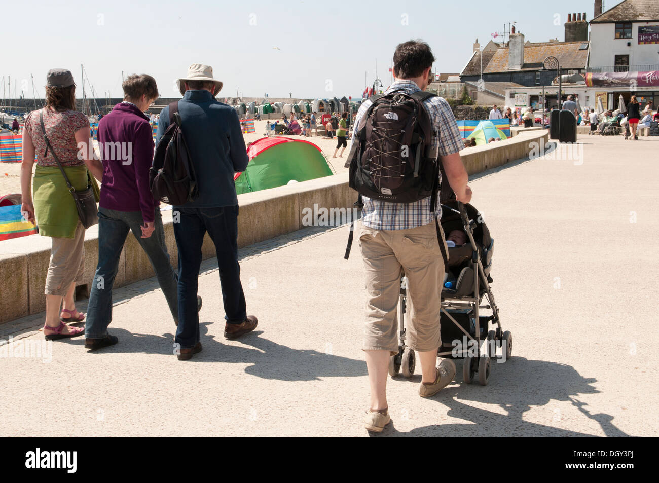 Vue arrière d'une famille en vacances à marcher le long du bord de mer Banque D'Images