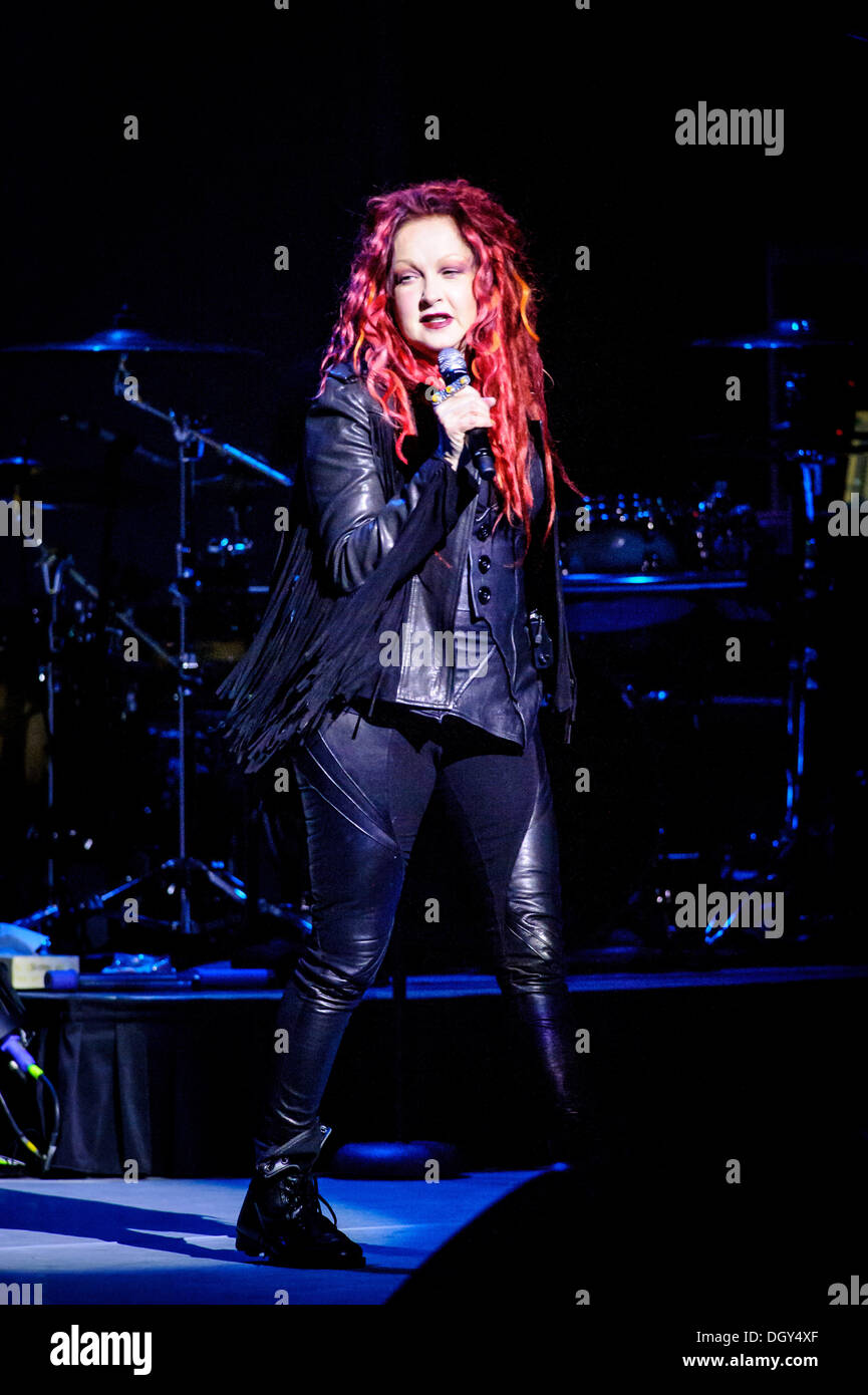 Toronto, Ontario, Canada. 27 Oct, 2013. La chanteuse américaine Cyndi Lauper effectuée sold out show historique, à Massey Hall à Toronto. /ZUMAPRESS.com/Alamy Vidyashev © Igor Live News Banque D'Images