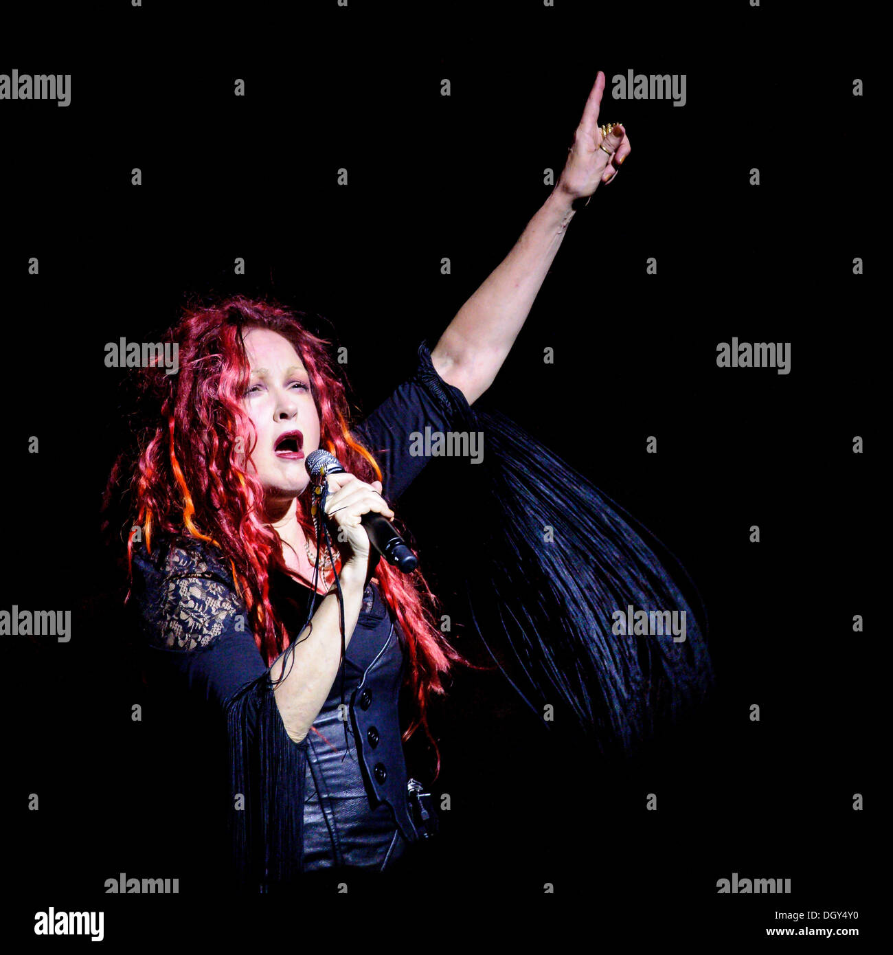 Toronto, Ontario, Canada. 27 Oct, 2013. La chanteuse américaine Cyndi Lauper effectuée sold out show historique, à Massey Hall à Toronto. /ZUMAPRESS.com/Alamy Vidyashev © Igor Live News Banque D'Images