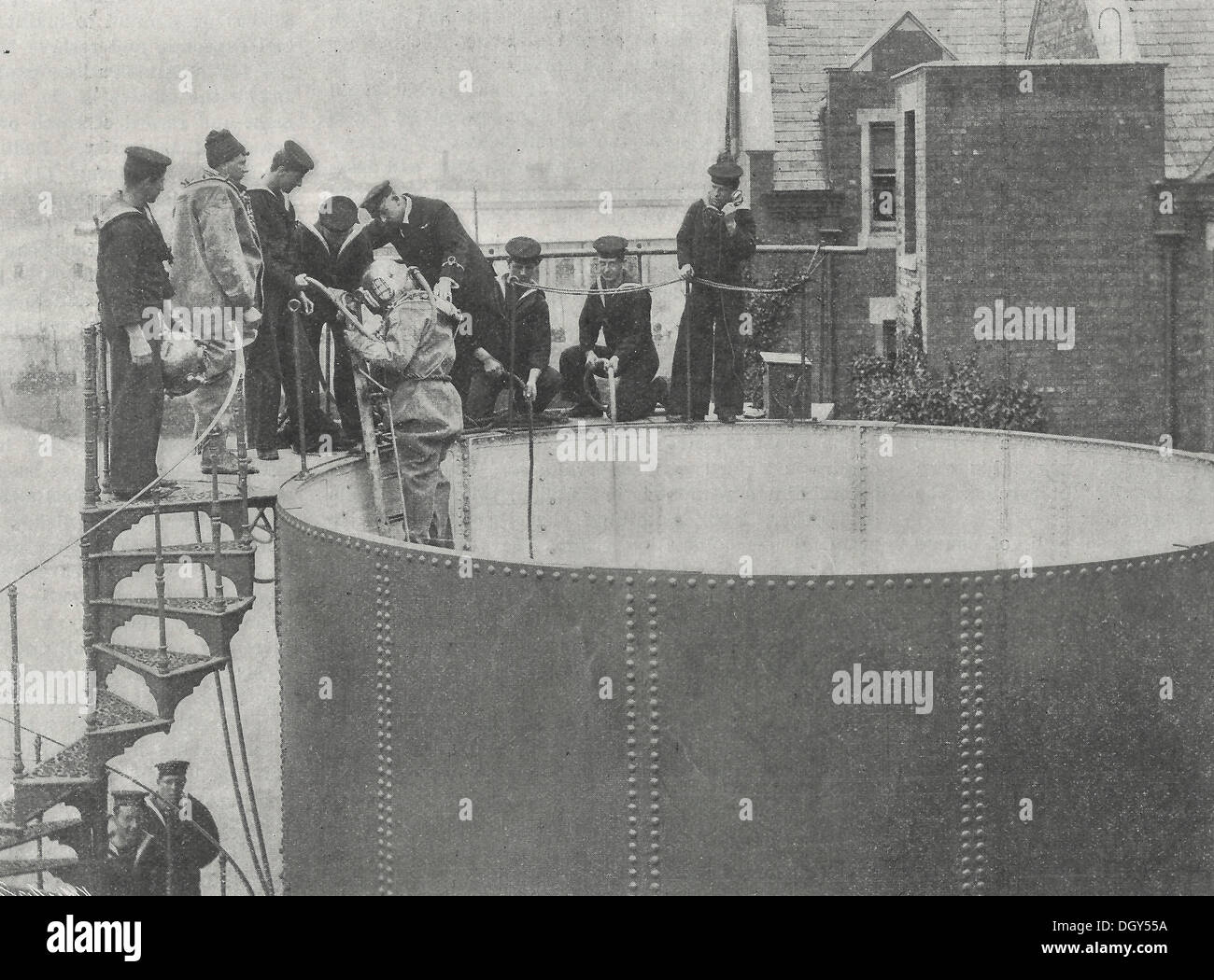 L'École de la Marine britannique pour la formation de plongeurs - l'élève à qui ses dernières instructions avant de descendre dans le réservoir 1907 Banque D'Images