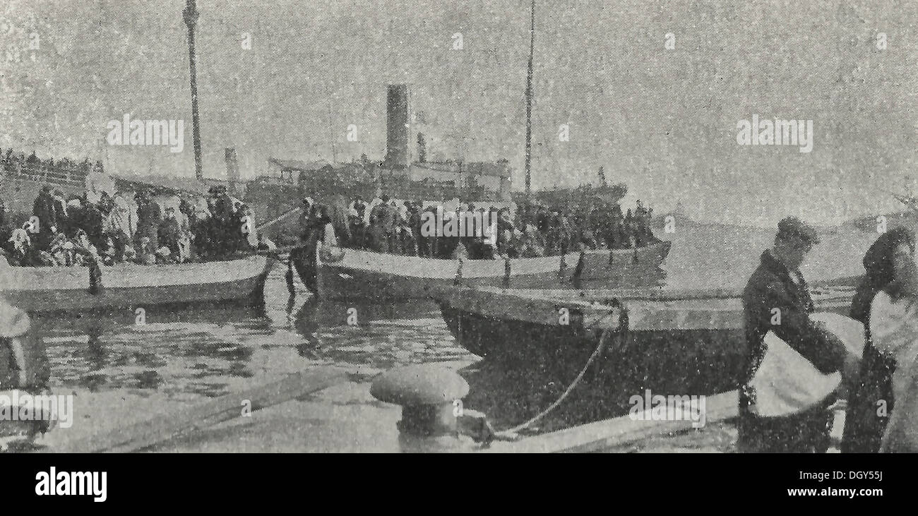 En tenant les réfugiés à bord de paquebots dans le port de Messine, Italie Tremblement de terre, 1908 Banque D'Images