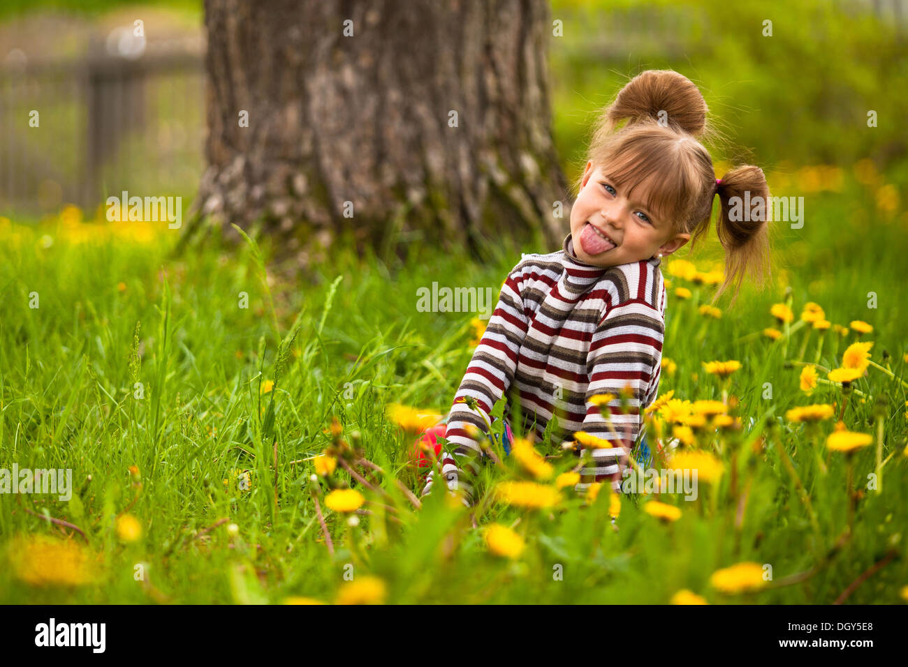 Funny jolie petite fille de cinq ans dans la région de park Banque D'Images