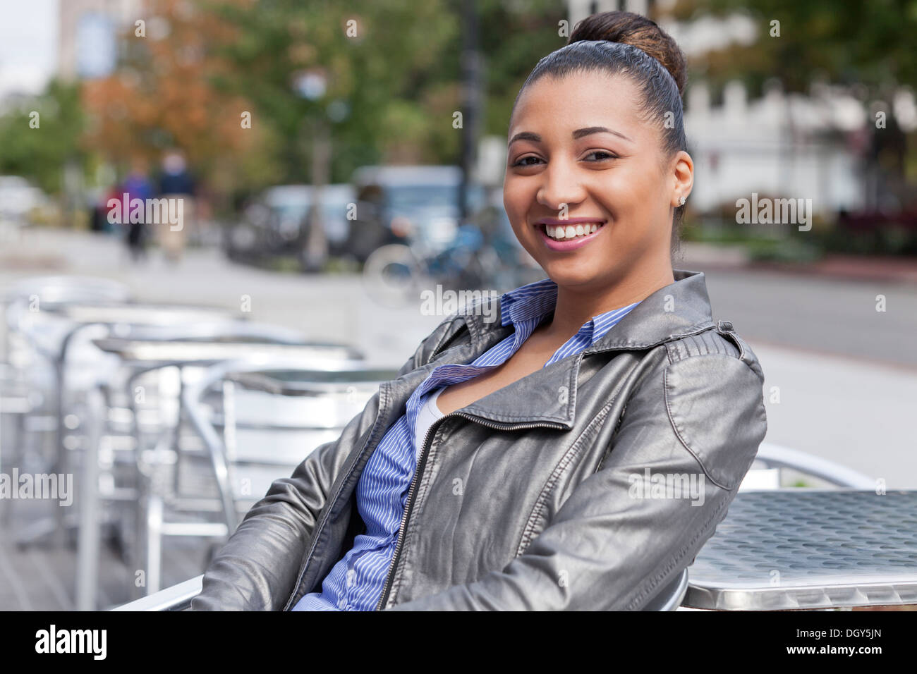 Jeune femme afro-américaine avec sèche jusqu'à l'environnement urbain Banque D'Images
