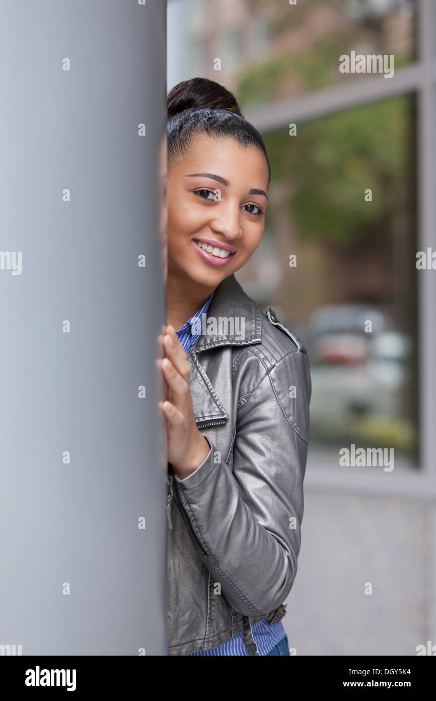Jeune femme afro-américaine avec sèche jusqu'à l'environnement urbain Banque D'Images