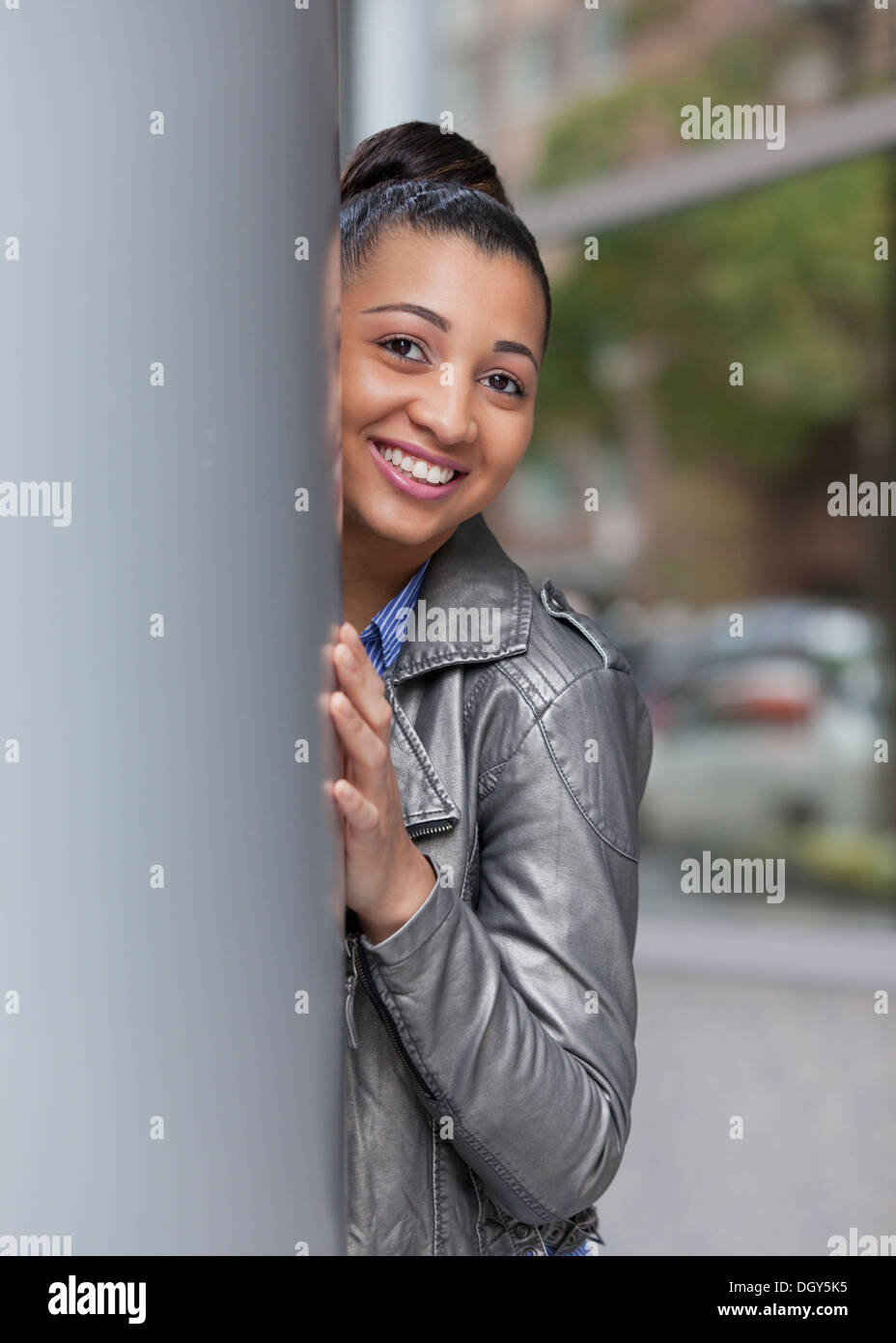 Jeune femme afro-américaine avec sèche jusqu'à l'environnement urbain Banque D'Images