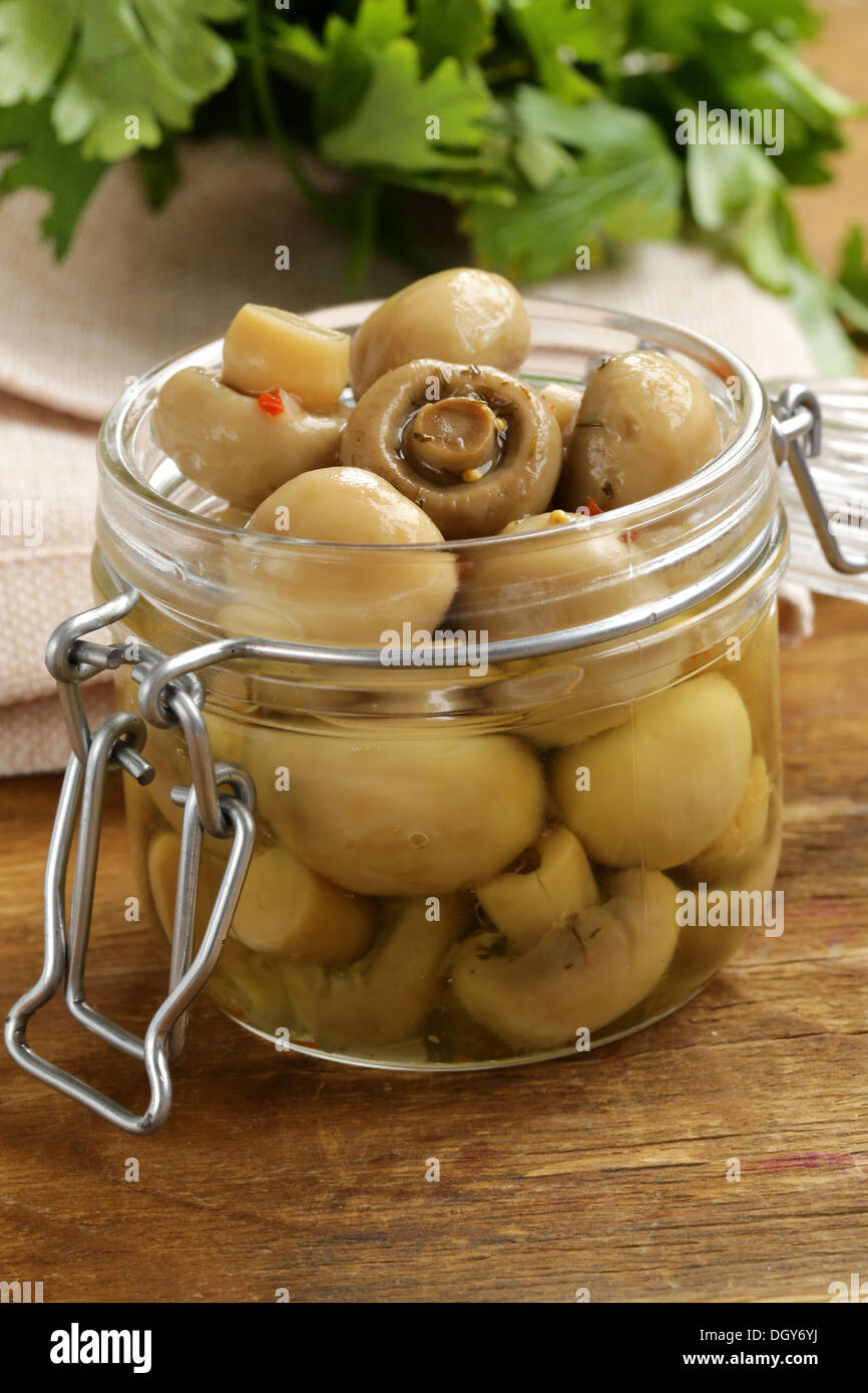 Snack-champignons marinés aux herbes et épices Banque D'Images