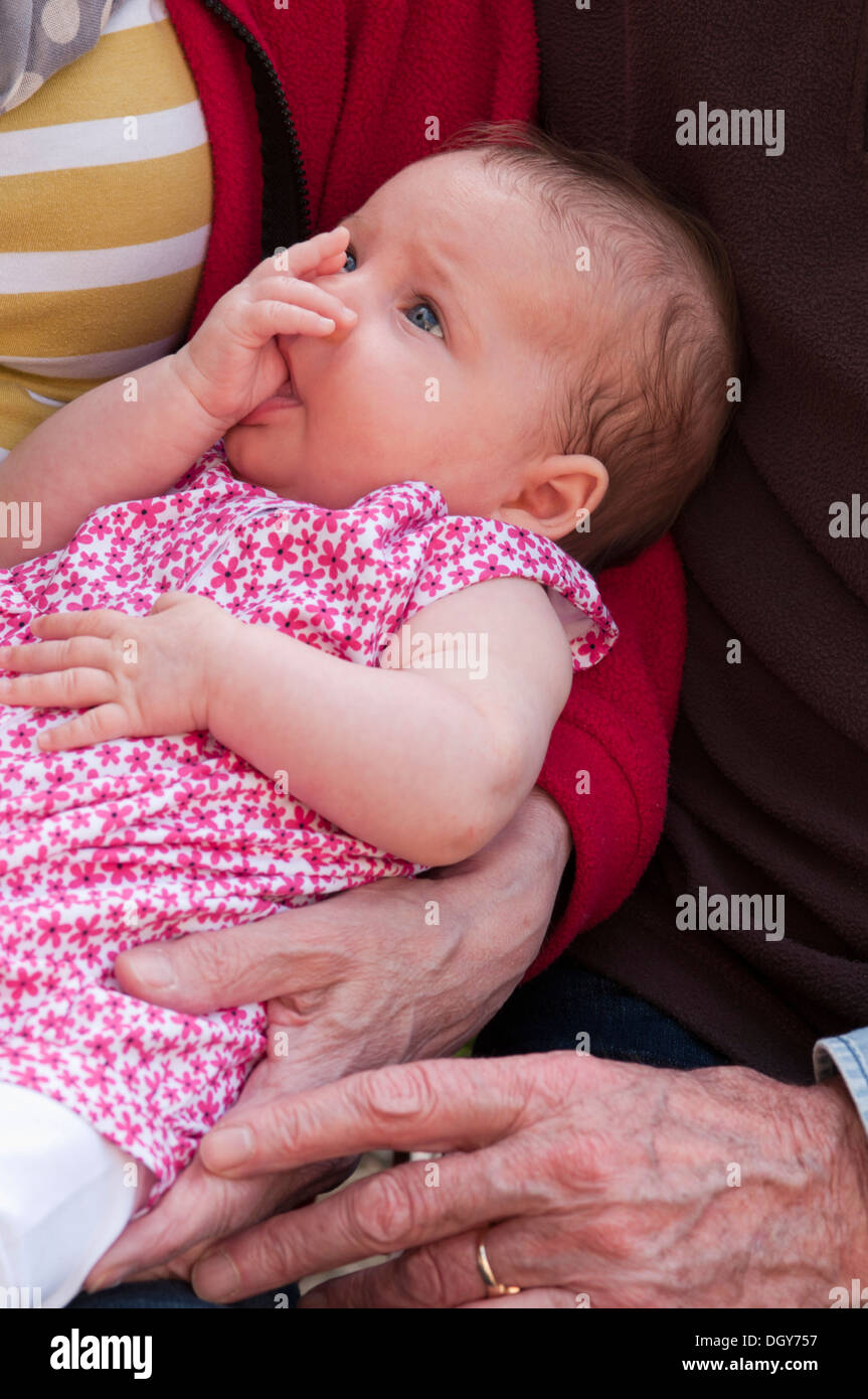 Close-up of a little baby girl lieu de sucer son pouce Banque D'Images