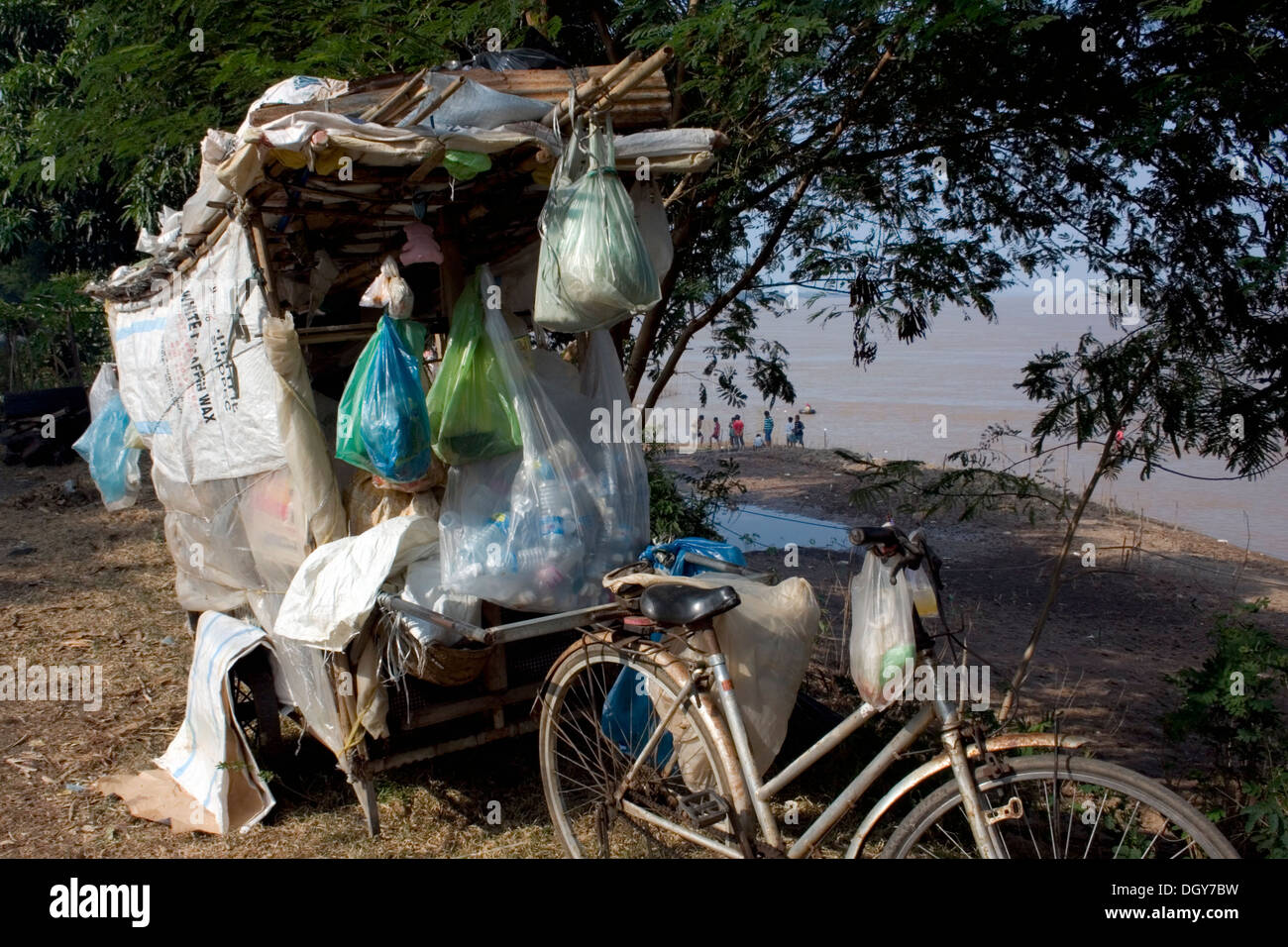 Un panier fait maison utilisé par un homme pour recueillir des matériaux recyclables est assis près du fleuve Mékong à Kampong Cham, au Cambodge. Banque D'Images