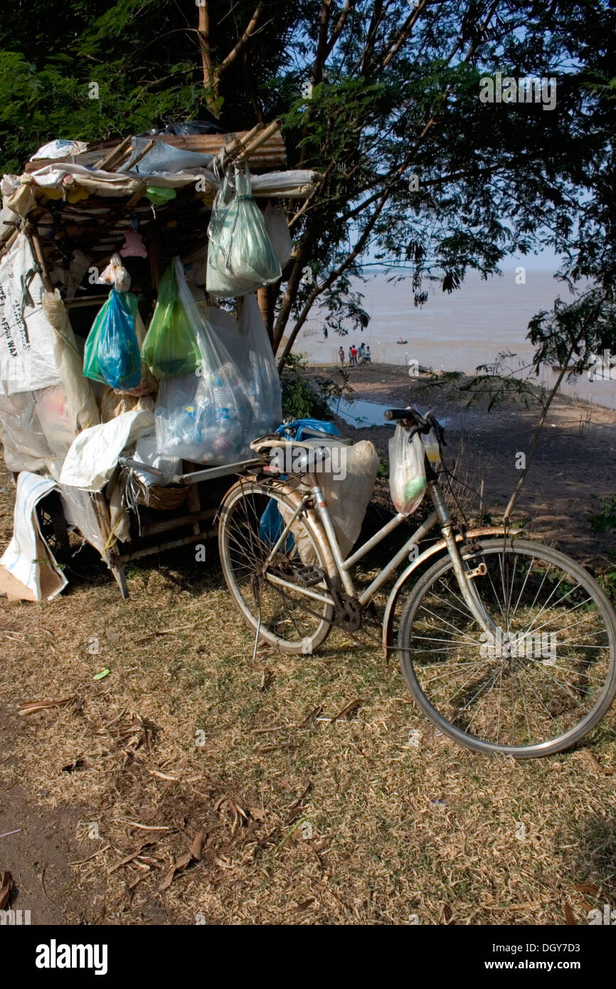 Un panier fait maison utilisé par un homme pour recueillir des matériaux recyclables est assis près du fleuve Mékong à Kampong Cham, au Cambodge. Banque D'Images