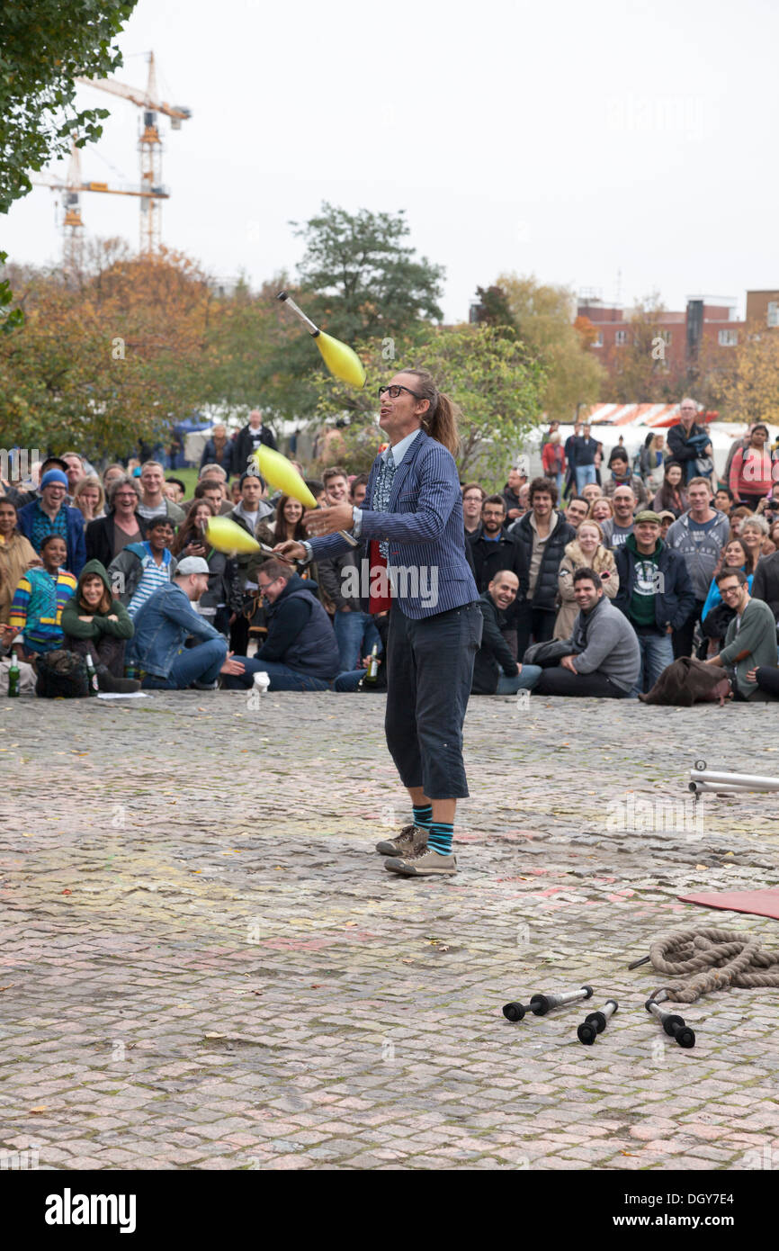 Au jongleur Fosse aux Ours dans Mauerpark, Berlin, Allemagne Banque D'Images
