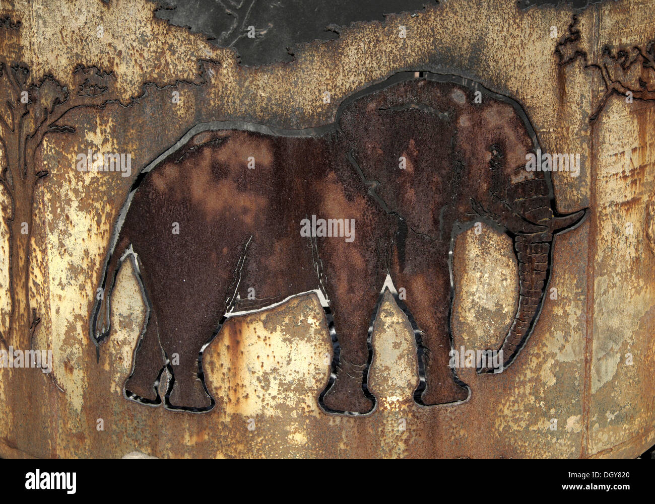 Illustration de l'éléphant à la main sur un chaudron, Fort Namutoni, Etosha National Park, Namibie, région Oshikoto Banque D'Images