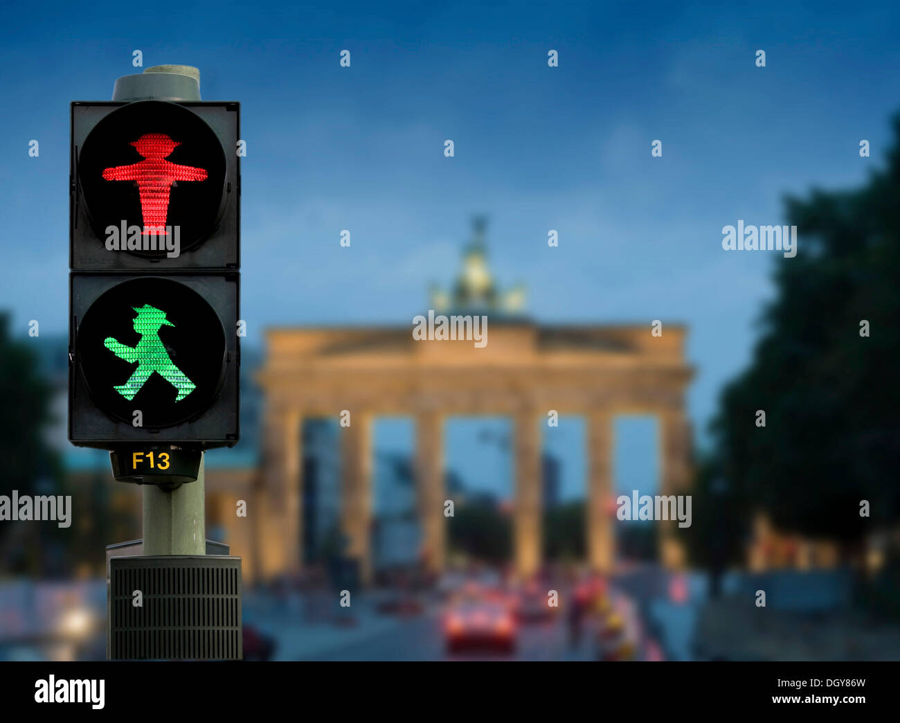 Porte de Brandebourg avec piétons lumière, composition photo, Berlin Banque D'Images