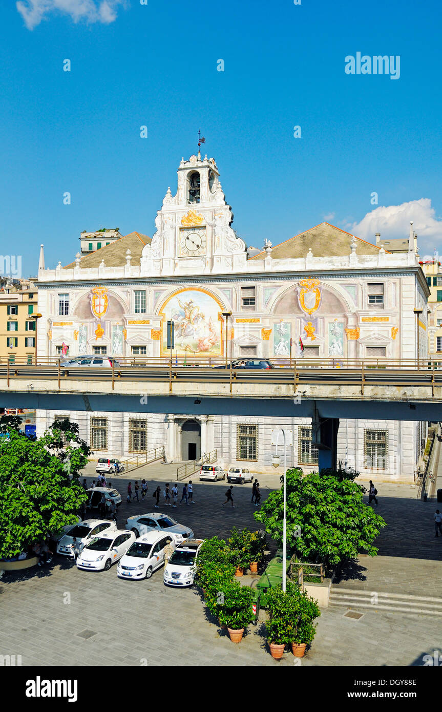 Palazzo San Giorgio avec fresques, autoroute urbaine à l'avant, la Piazza Caricamento, Gênes, Ligurie, Italie, Europe Banque D'Images