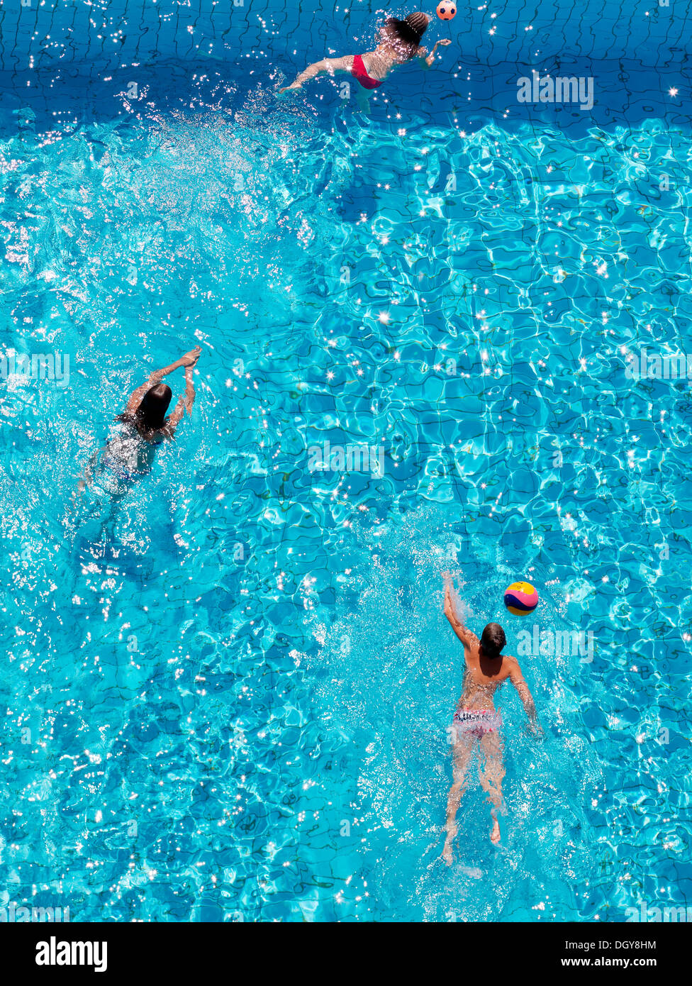Enfants jouant avec une balle dans une piscine, Lignano Sabbiadoro, Udine, Côte Adriatique, Italie, Europe Banque D'Images