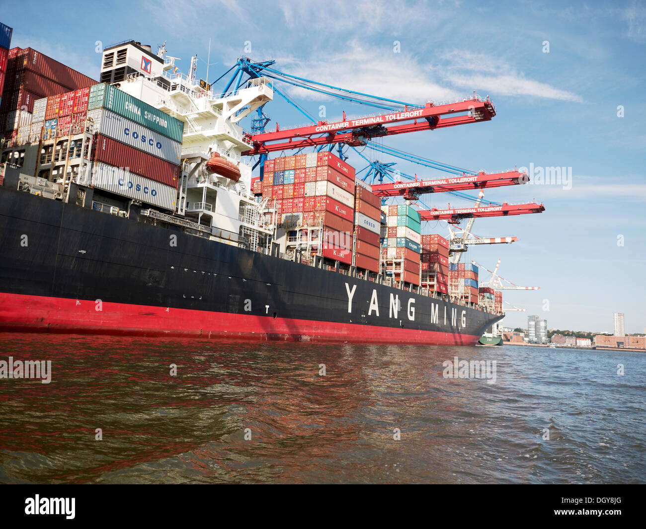 Porte-conteneurs dans le port à conteneurs, le port de Hambourg, Hambourg Banque D'Images
