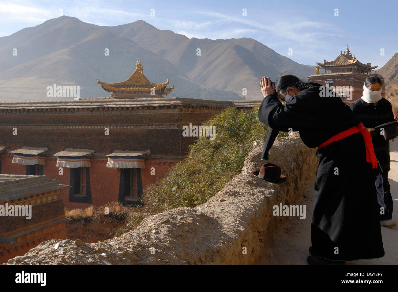 Les femmes tibétaines en costume traditionnel de prier avec les mains jusqu'au matin à l'encerclant le matin, Kora Banque D'Images