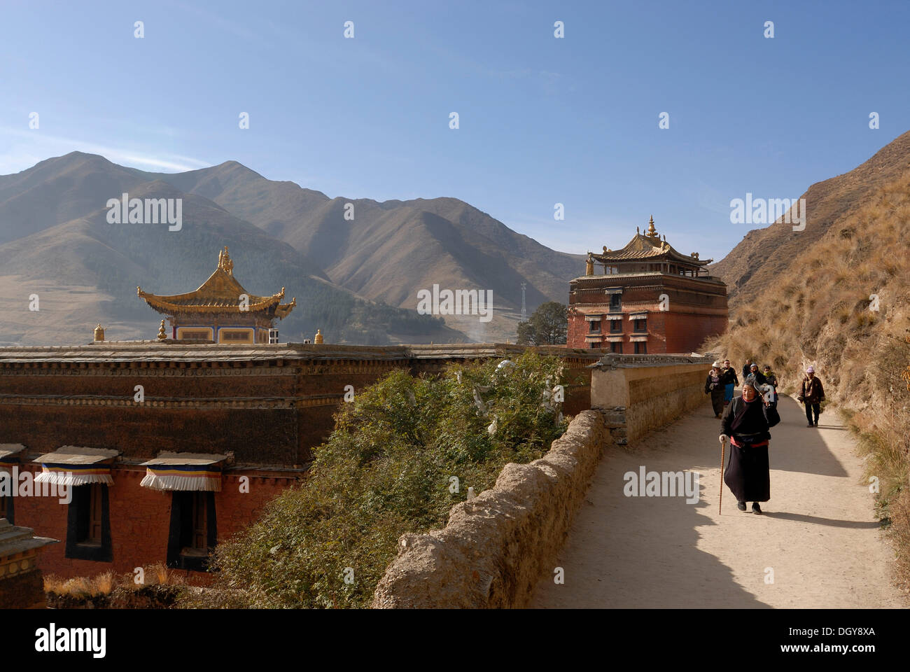 Deux femmes en costume traditionnel tibétain au matin, tournant autour d'une stupa du monastère de Labrang, Xiahe, Gansu, China, Asia Banque D'Images