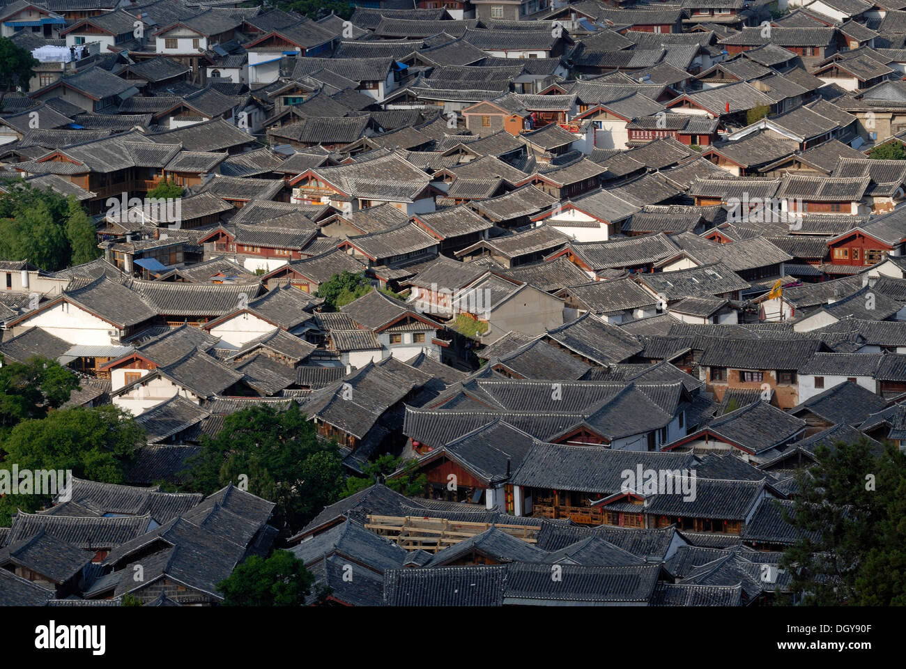 Maisons en bois traditionnel avec des toits de tuile, d'au-dessus, Lijiang, Yunnan, Chine, Asie du sud-ouest Banque D'Images