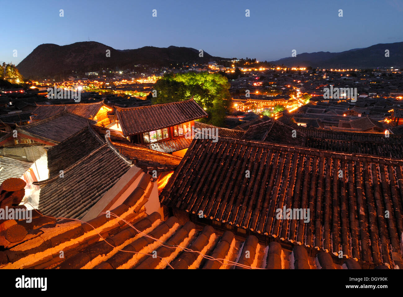 Maisons traditionnelles en bois ancien éclairé de la minorité Naxi dans la soirée, Lijiang, Yunnan, Chine, Asie du sud-ouest Banque D'Images