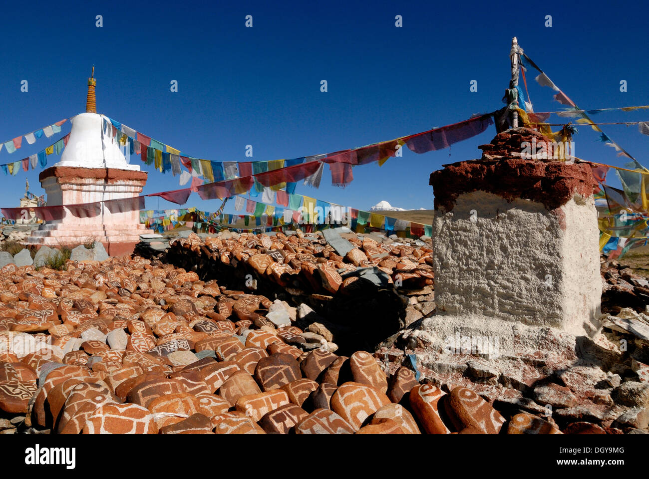 Les drapeaux de prières, des pierres mani et chorten de Chiu Gompa monastère en face de la neige Mont Kailash, Kang Rinpoché en tibétain Banque D'Images