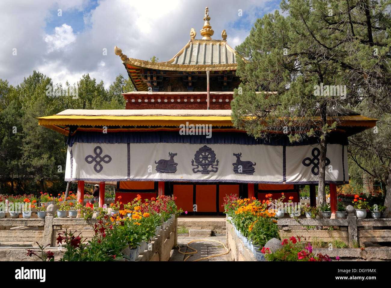 Petit bâtiment au milieu d'un lac artificiel dans le Palais d'été du Dalaï Lama à Norbulingka, signifie littéralement Banque D'Images