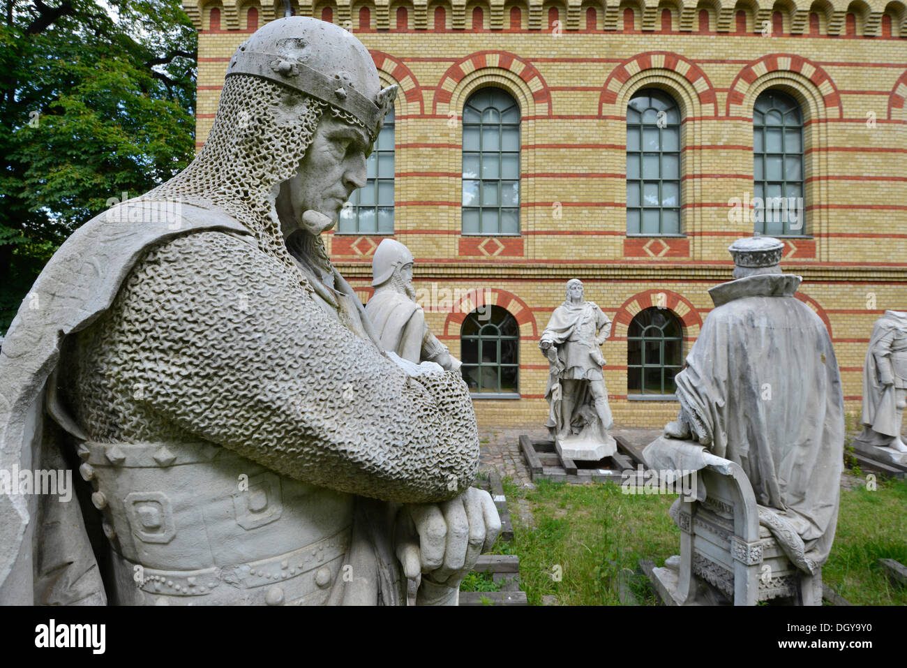 Les monuments en mémoire, certains détruits pendant la Seconde Guerre mondiale de la Siegesallee, Avenue De La Victoire, colonne de la Victoire Berlin Banque D'Images