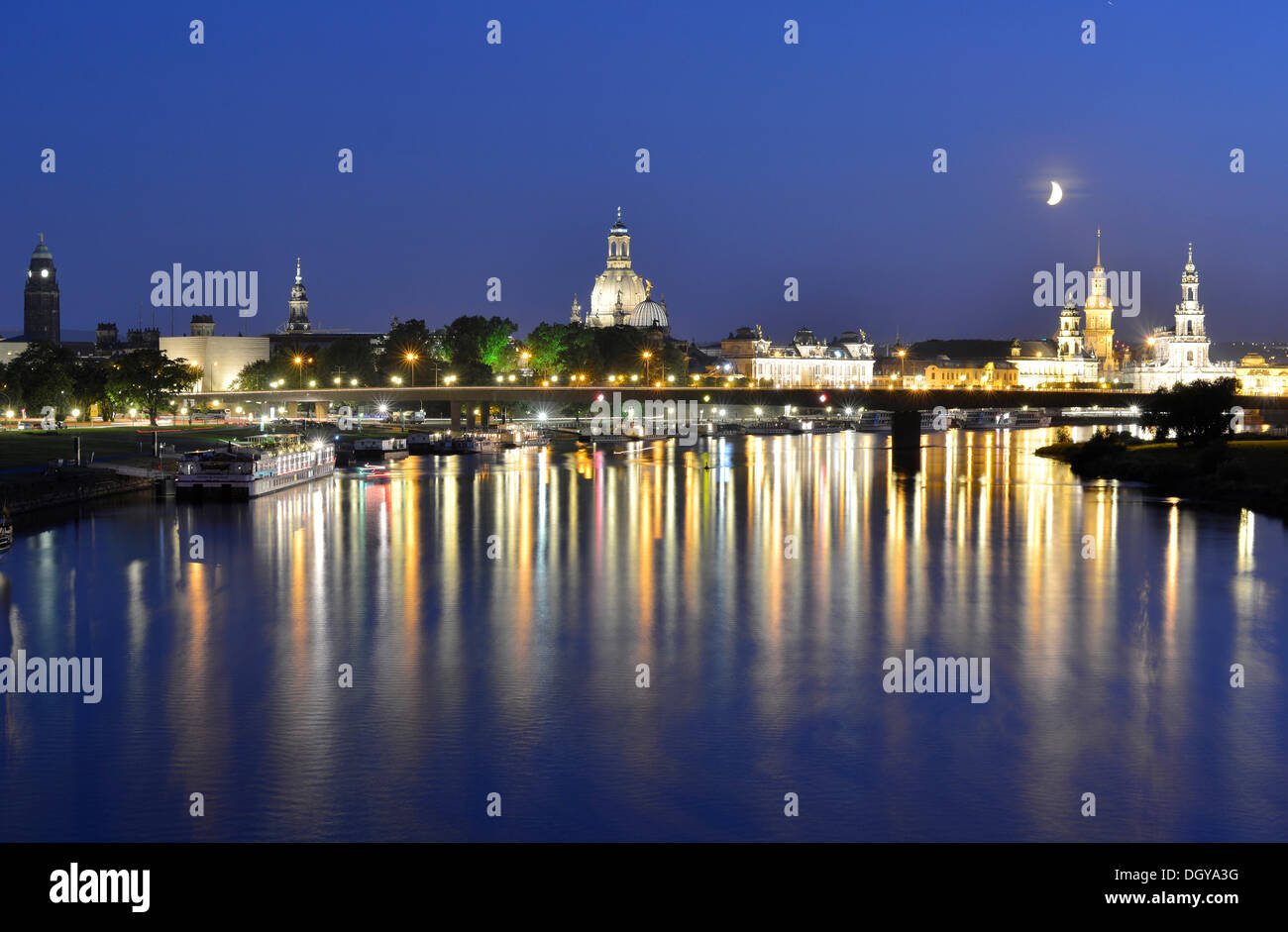 Florence de l'Elbe dans la nuit, croissant de lune au-dessus de l'Elbe avec la ville illuminée avec l'horizon, l'église de Frauenkirche Banque D'Images