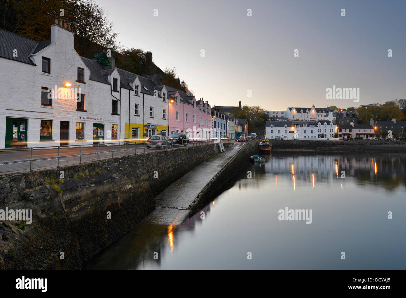 Rangée de maisons dans le port au crépuscule, Portree, Isle of Skye, Scotland, Royaume-Uni, Europe Banque D'Images