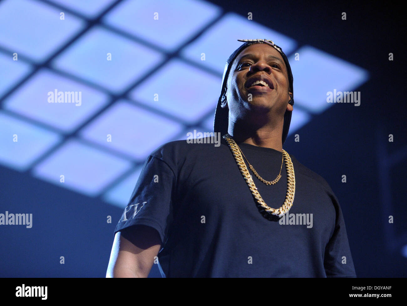 Hambourg, Allemagne. 27 Oct, 2013. Le chanteur Jay Z effectue sur scène pendant un concert de sa tournée mondiale "Magna Carter' à O2 World à Hambourg, Allemagne, 27 octobre 2013. Jay Z donnera deux concerts en Allemagne. Photo : Angelika Warmuth/dpa/Alamy Live News Banque D'Images