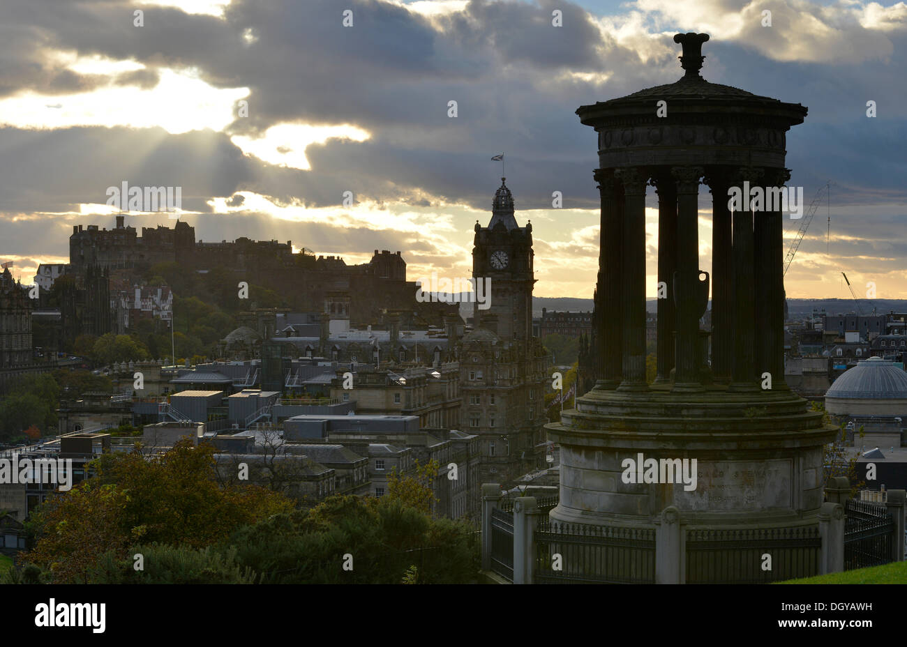 Vue depuis Calton Hill avec l'Dugald Stewart Monument situé sur le château d'Édimbourg et le centre-ville historique, Édimbourg, Écosse Banque D'Images