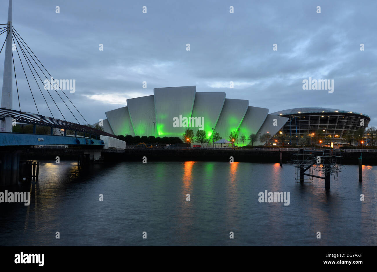 Clyde Auditorium illuminé avec le Pont de Bell et l'Hydro arena de la Clyde, Glasgow, Ecosse, Royaume-Uni Banque D'Images