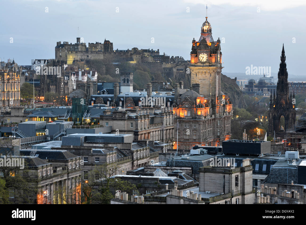 Vue sur le centre historique de Calton Hill avec le Château d'Édimbourg, Tron Kirk, l'hôtel de ville, la tour de l'Hôtel Balmoral, Banque D'Images