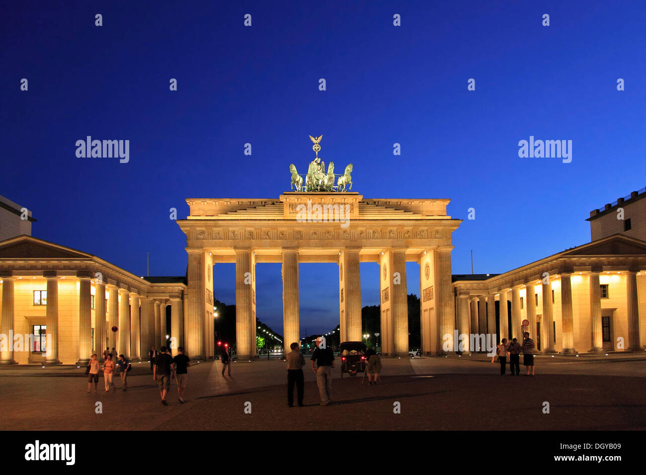 Porte de Brandebourg sur la Pariser Platz, à l'heure bleue, Berlin-Mitte, Berlin Banque D'Images