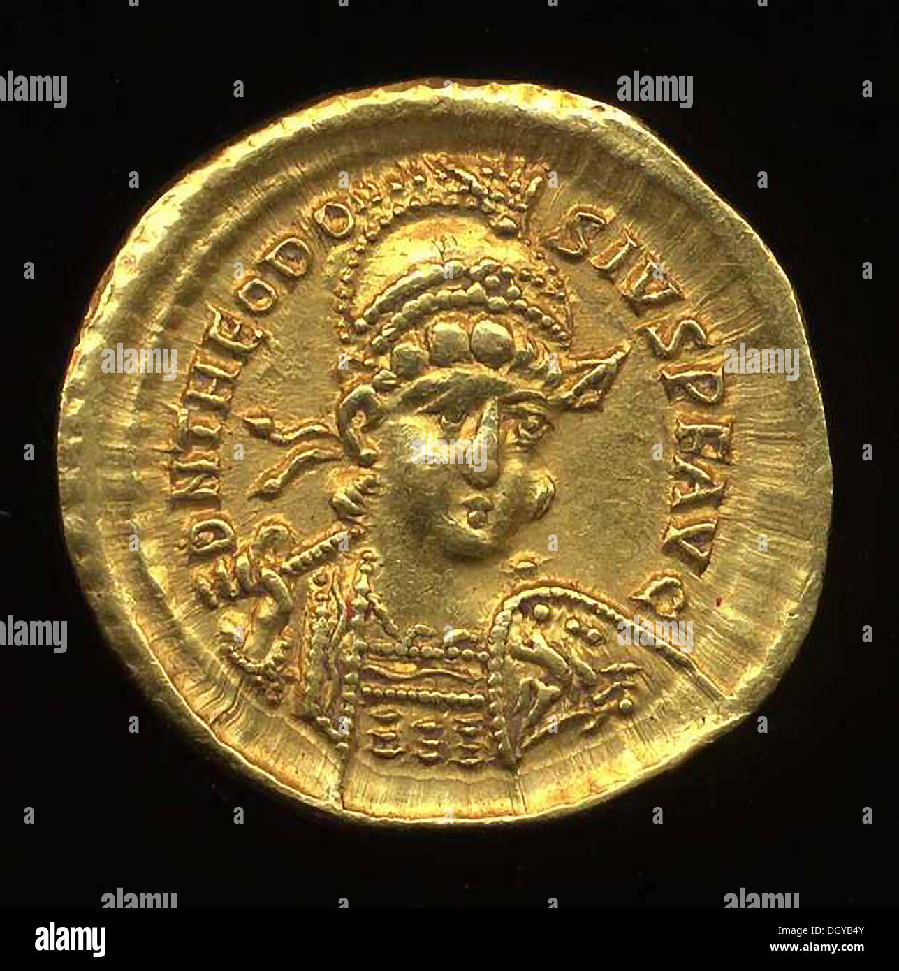 Pièce d'Or 5552.avec le buste de Théodose II. L'empereur byzantin de 408 à 450 dans la région de Costantinople. Banque D'Images