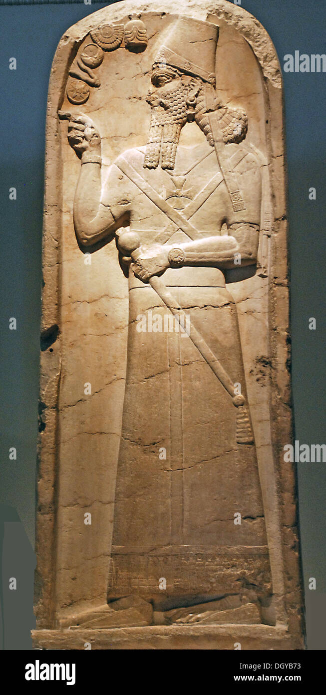 5588. La stèle du roi assyrien Shamshi-Adad V. 823-811 BC. De Nimrud temple de Nébo. Cette stèle présente le roi adorer devant des symboles des dieux. L'inscription cunéiforme décrit les campagnes du roi. Banque D'Images