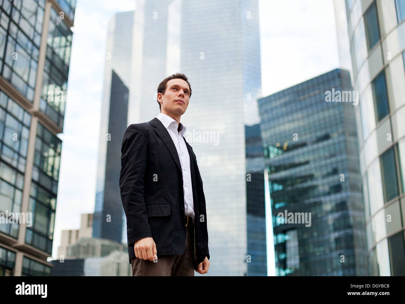 Jeune homme sur fond de gratte-ciel Banque D'Images