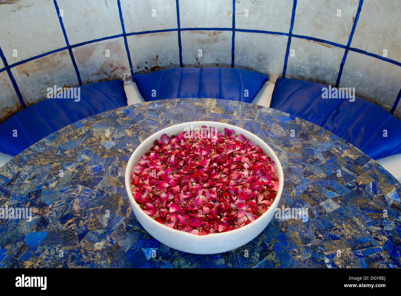 Le lapis table avec un bol de fleurs, Devigarh Palace Hotel, près de Udaipur, Rajasthan, Inde, Asie Banque D'Images