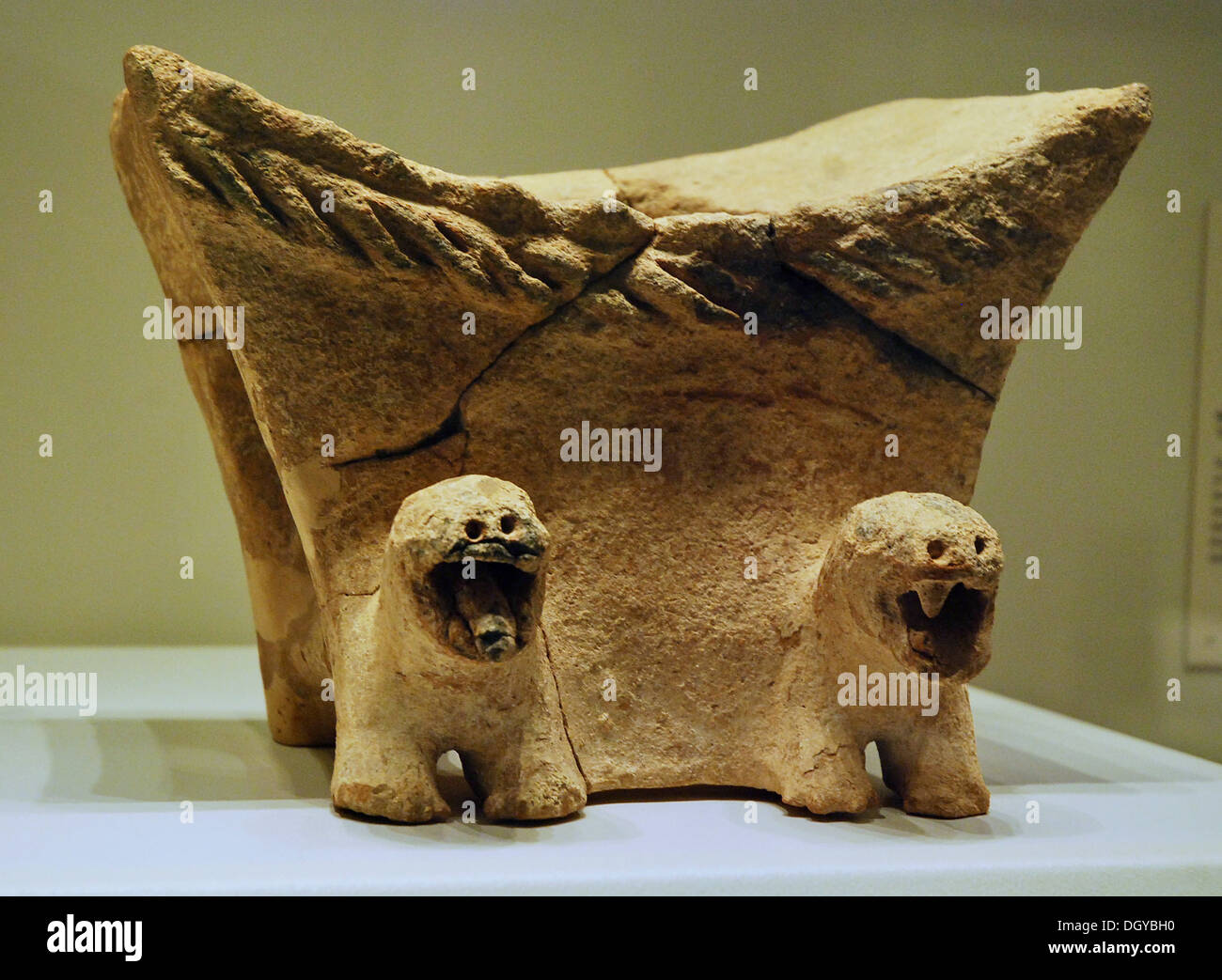 5692. Yavneh, le centre d'Israël. Décoré, l'argile est culte datant de c. 9ème. C. C.-B.). Ces objets étaient utilisés comme cadeaux votifs dans un temple philistin. Banque D'Images
