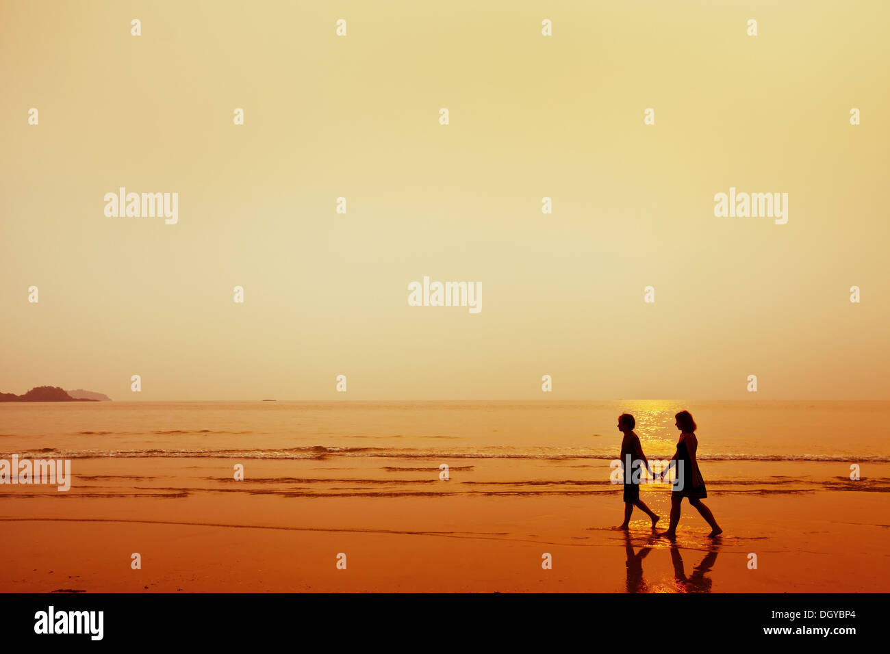 Silhouette de couple sur la plage Banque D'Images