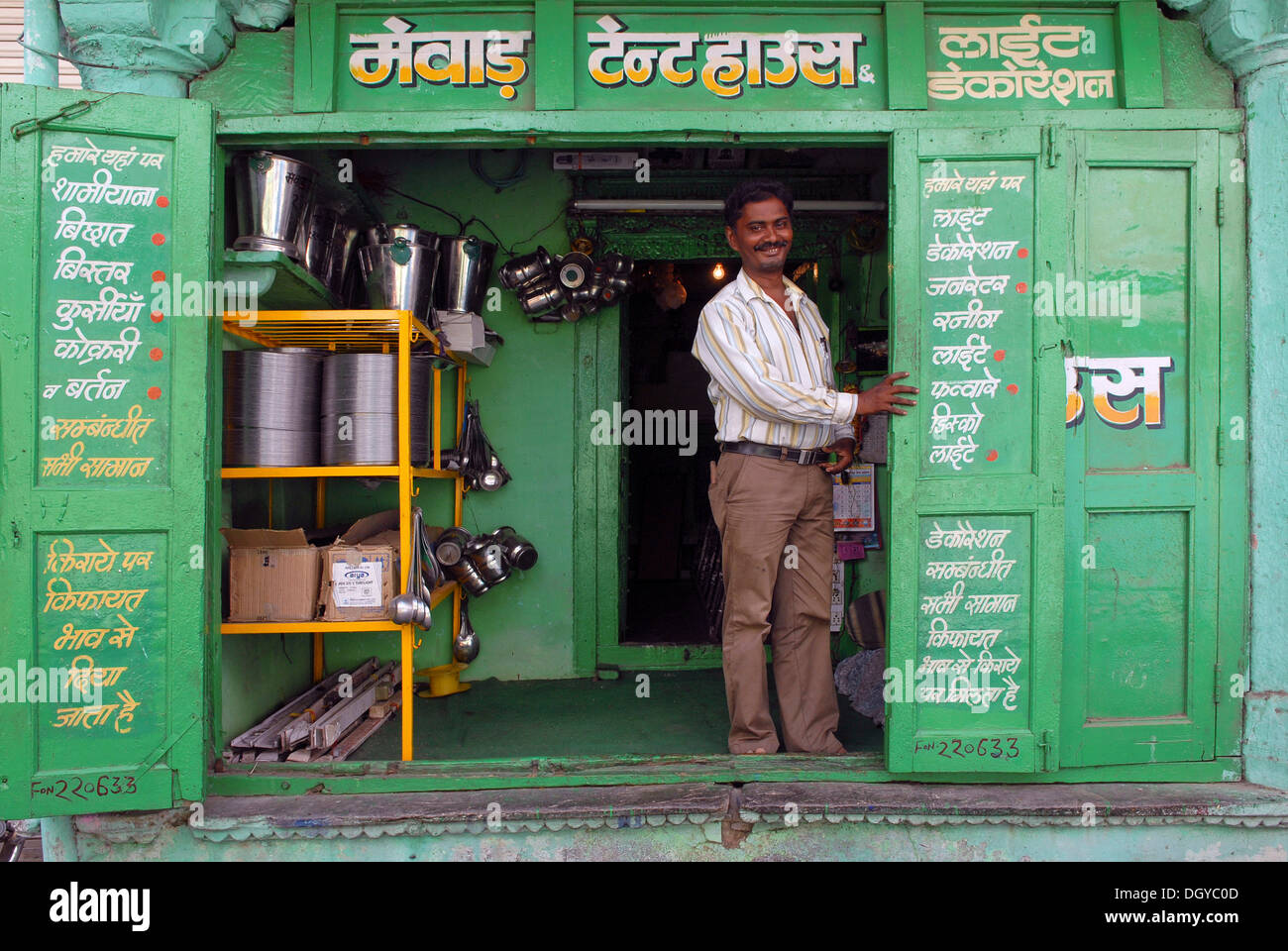 Propriétaire d'un magasin de produits ménagers, de Dungarpur, Rajasthan, Inde, Asie Banque D'Images