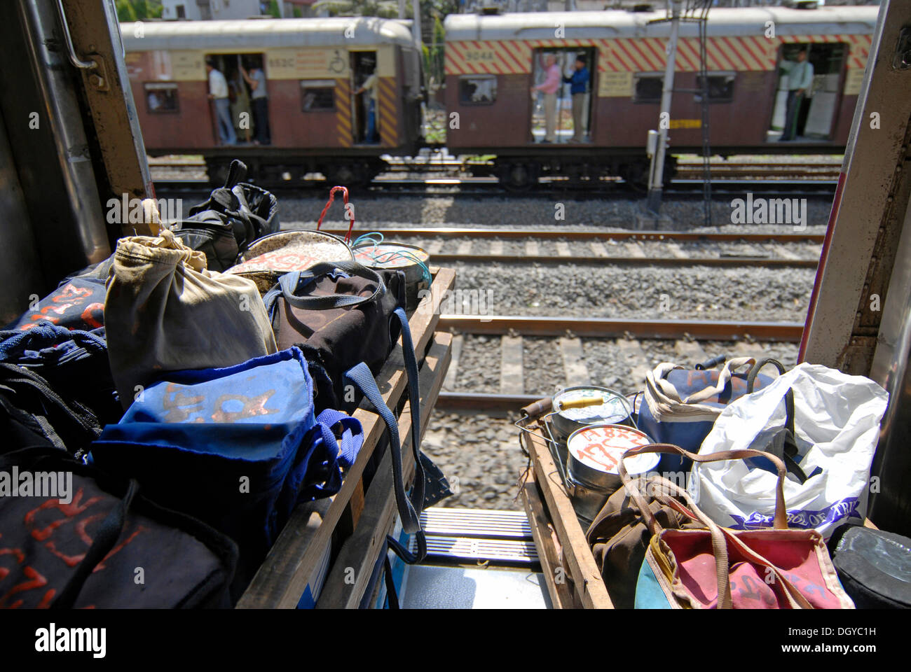 Dabbas ou les contenants d'aliments dans un train local, Mumbai, Inde, Asie Banque D'Images